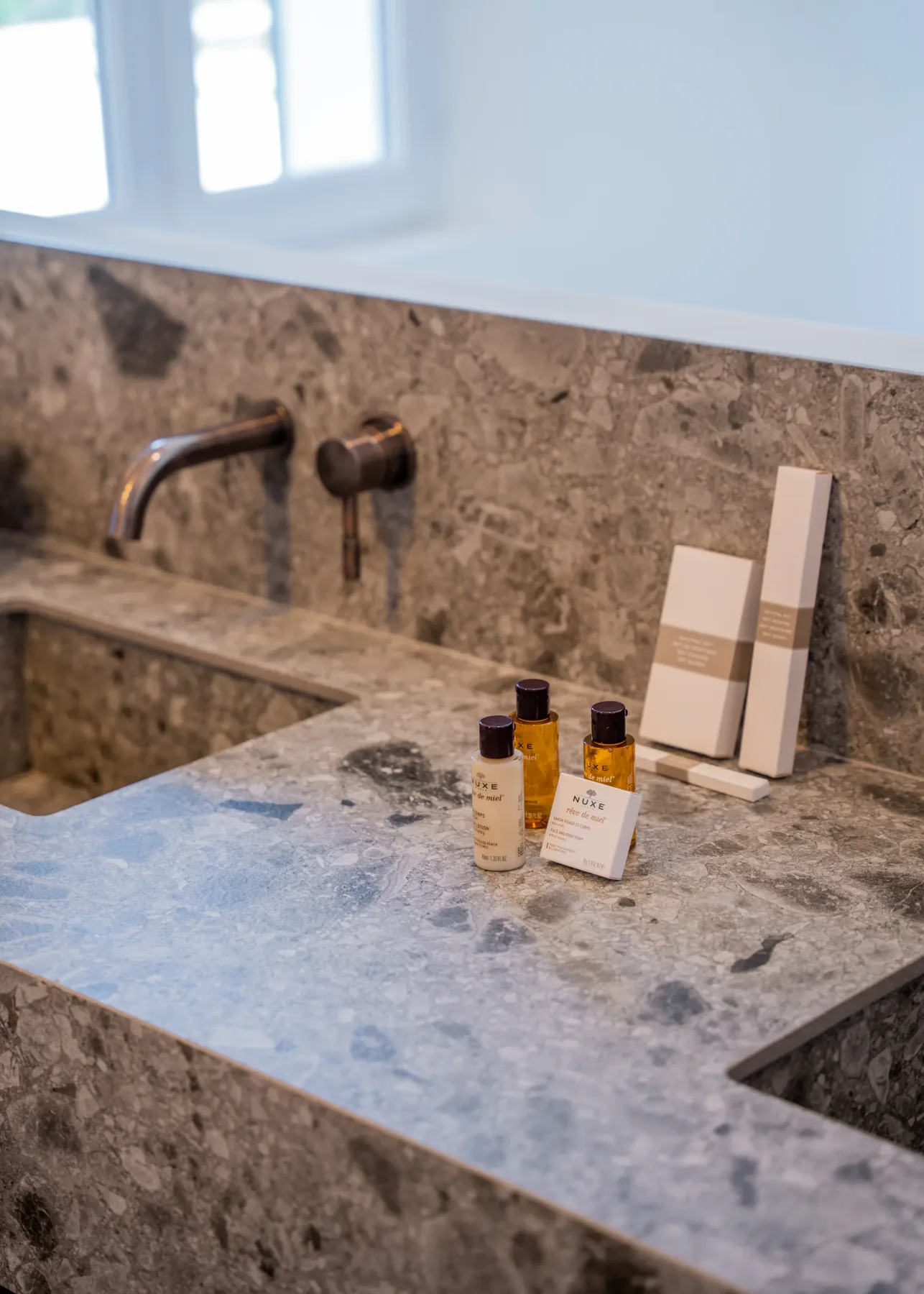 Encimera de baño con lavabo, grifo y jabones de tamaño de viaje