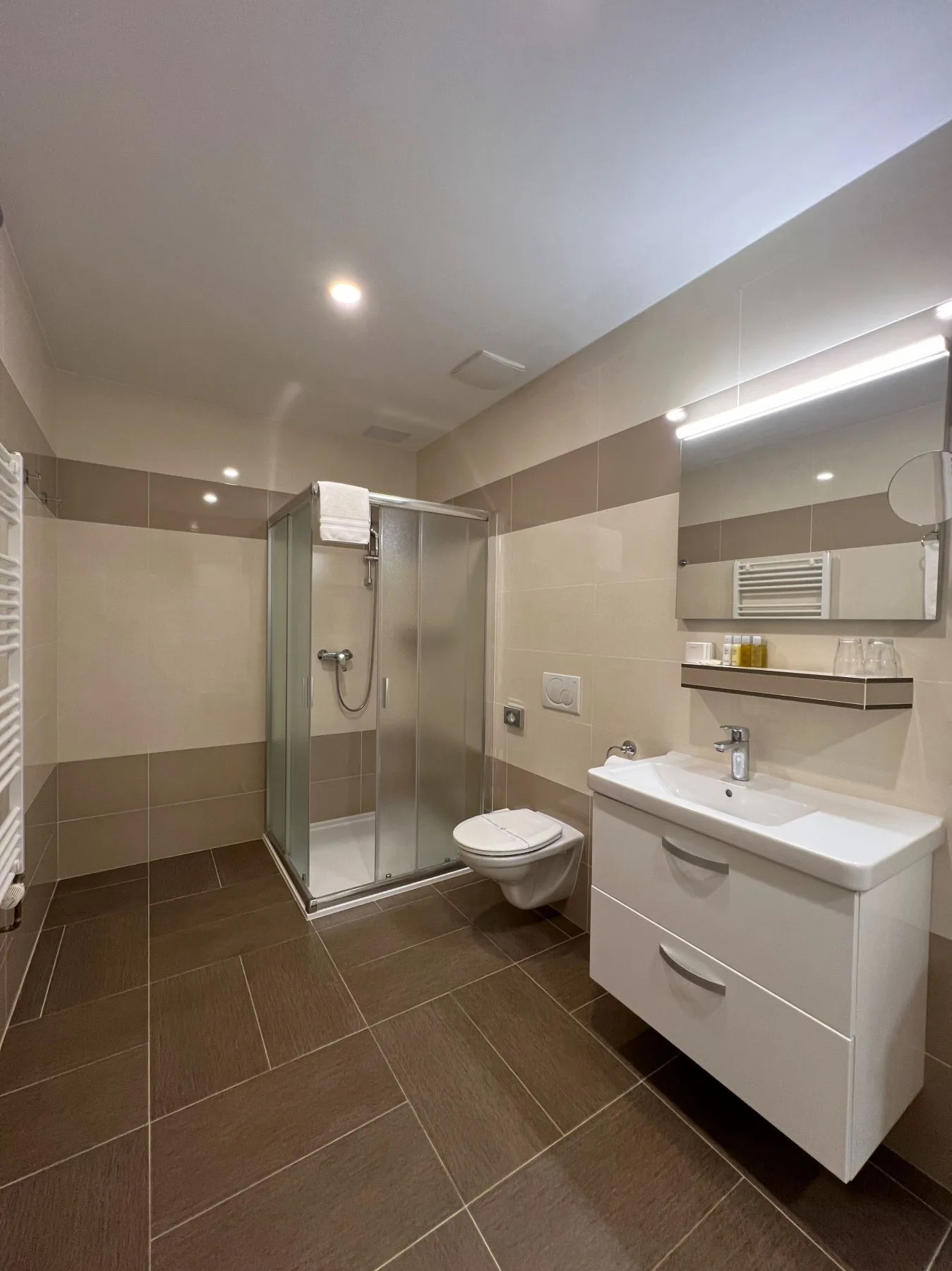 Bathroom with a shower in the Skalník apartment