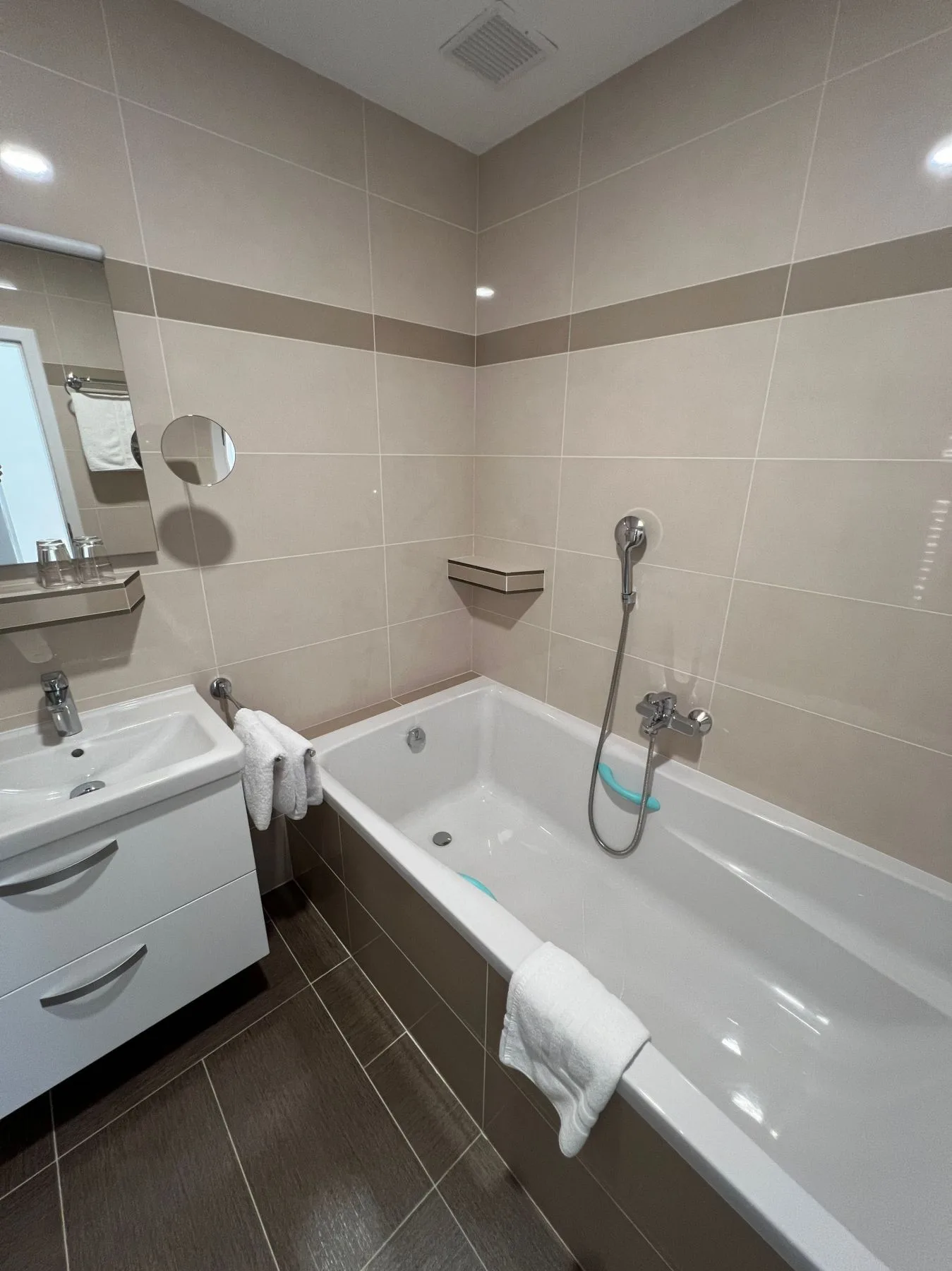 Apartment bathroom with a bathtub