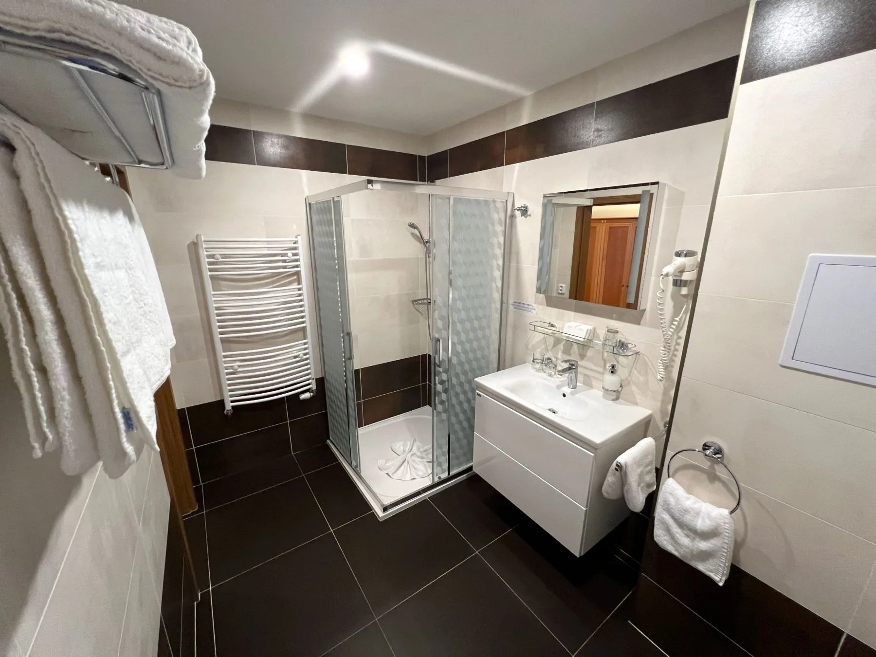 Bathroom with a shower in the Nehr apartment