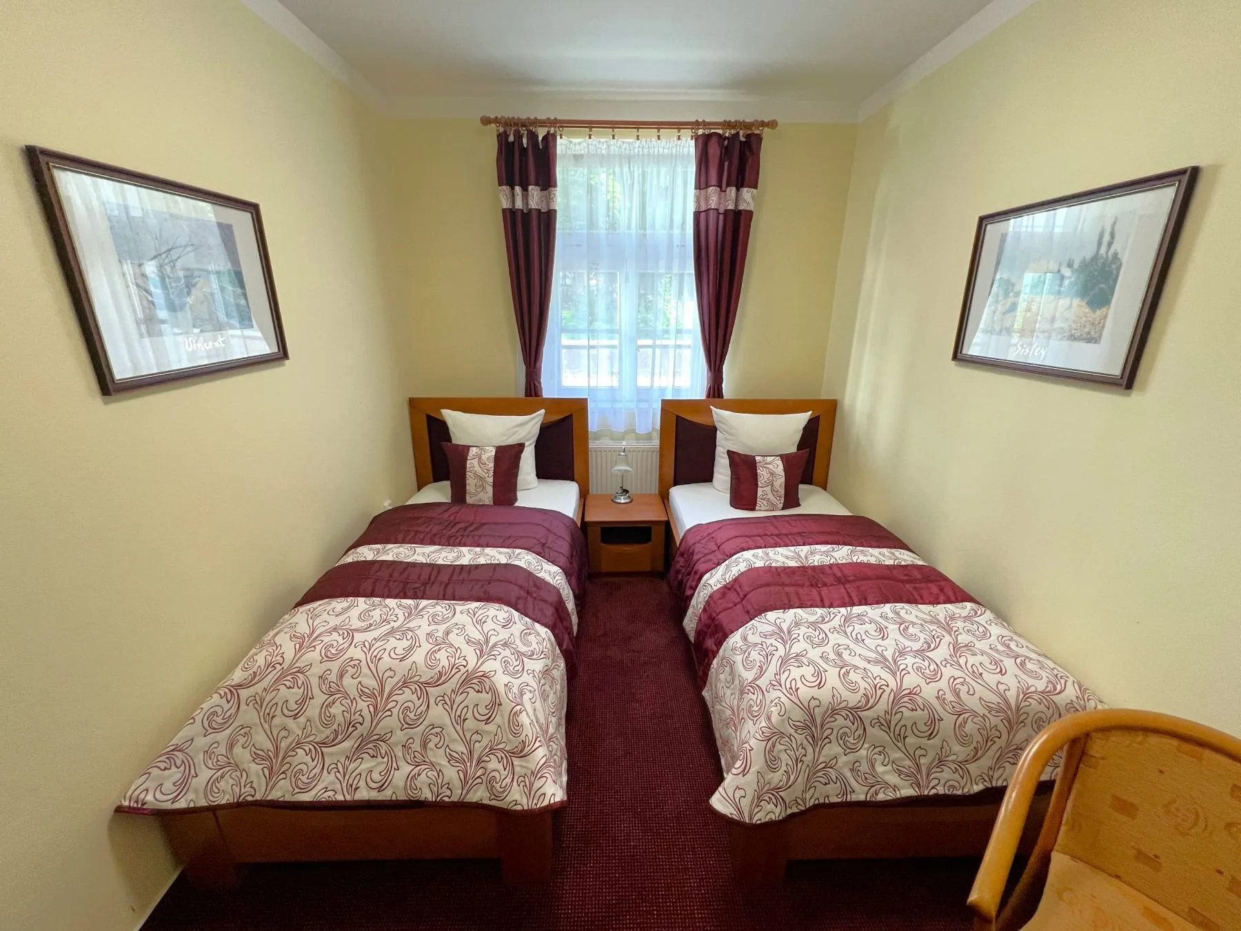 Twin bedroom in the Nehr apartment