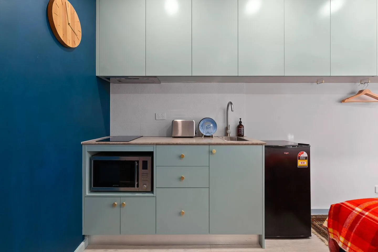Prepara aperitivos ligeros o tu café de la mañana en la cocina compacta, equipada con una placa de cocina, un refrigerador pequeño, un microondas, una tostadora, un hervidor y una prensa francesa.