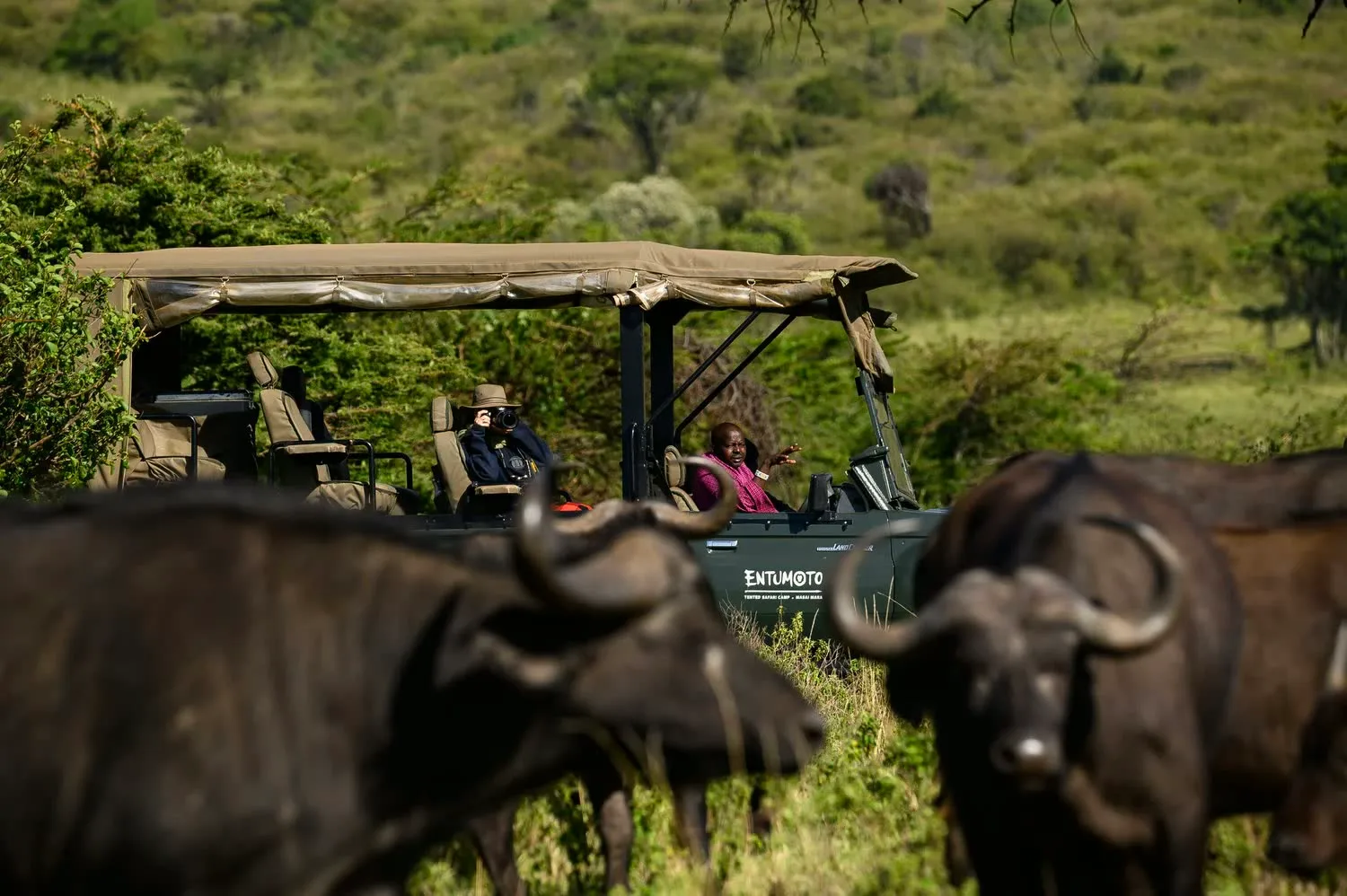 Hoguera al anochecer en Entumoto Safari Camp