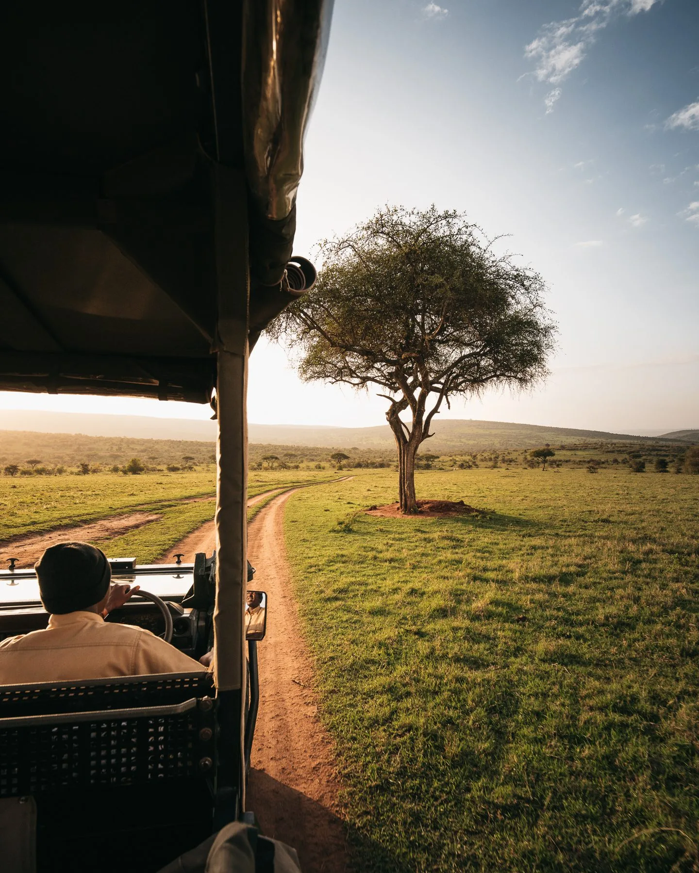 Vehículo de safari en las llanuras al atardecer