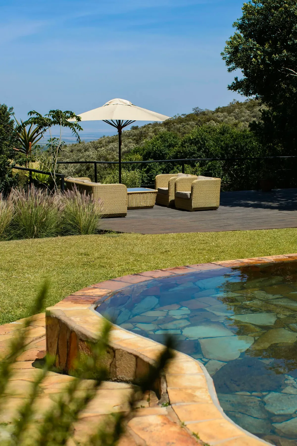 Relájate junto a la piscina