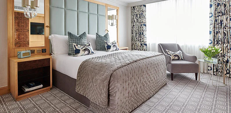 Cama king en la suite de lujo