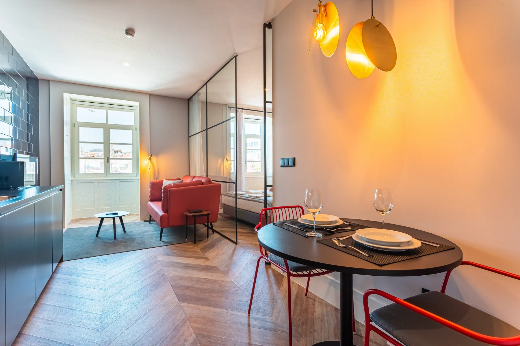 Comedor con mesa y sillas junto a una zona de estar.