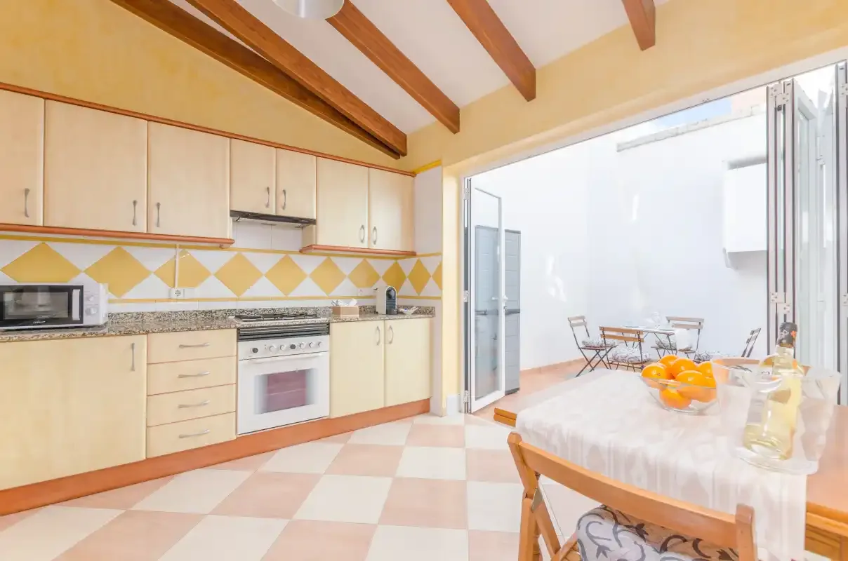Una cocina y comedor se abren a un patio luminoso.