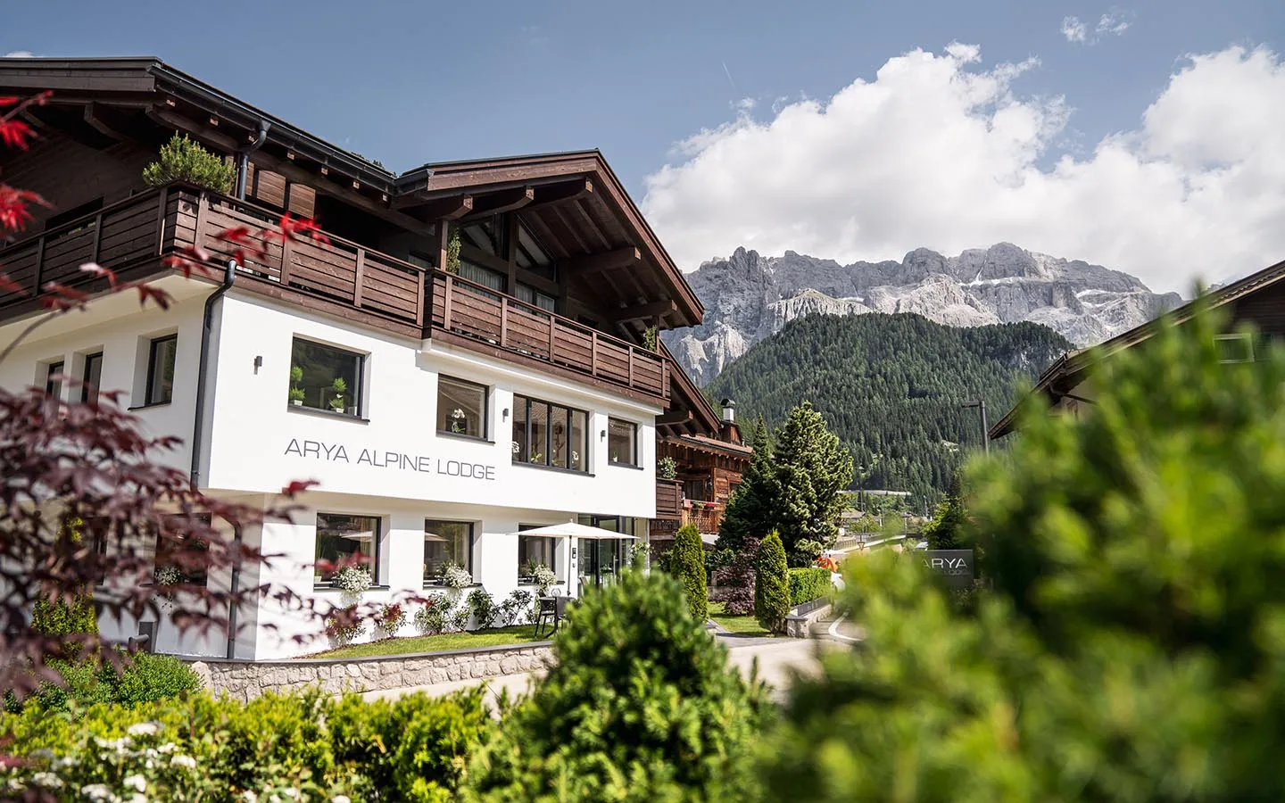 Arya Alpine Lodge con el macizo del Sella