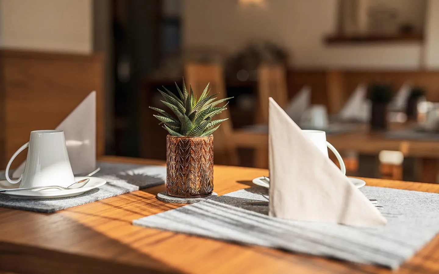 Mesa de desayuno en Arya Alpine Lodge