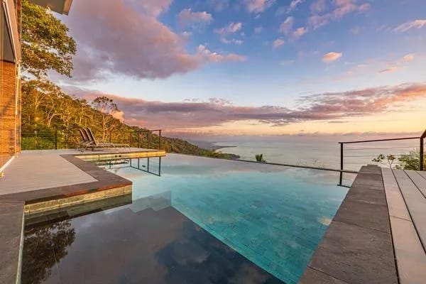 Lujosa villa de 3 dormitorios en la selva tropical con piscina con vistas al océano