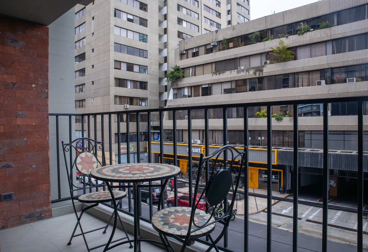 Stylish & Cozy 3BR w/ Balcony in Miraflores