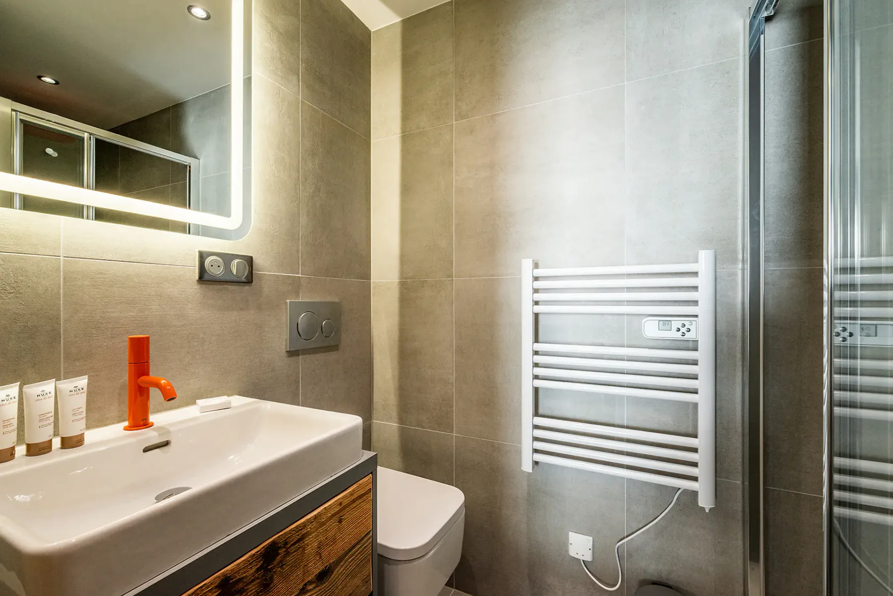 Contemporary bathroom bath tub ski Chalet Ravanel Chamonix