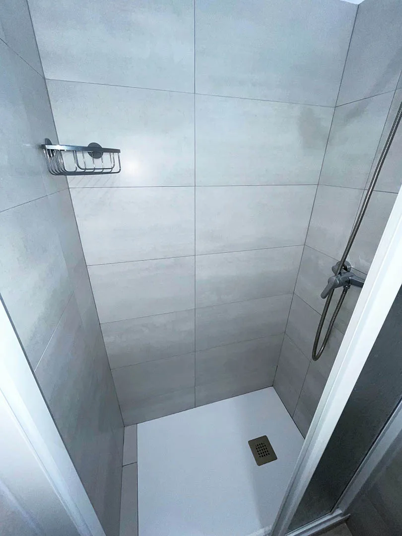 Twin room with private bathroom
