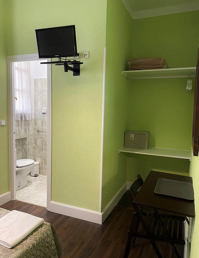 Double room with private bathroom