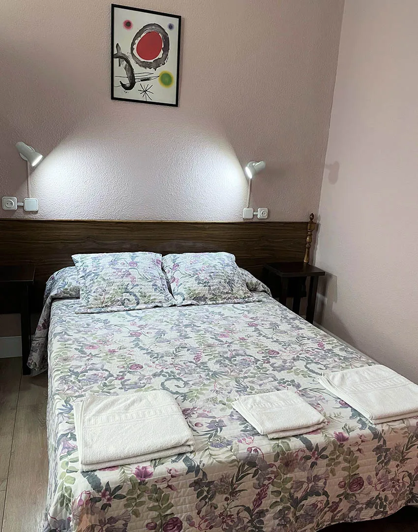 Double room with shared bathroom