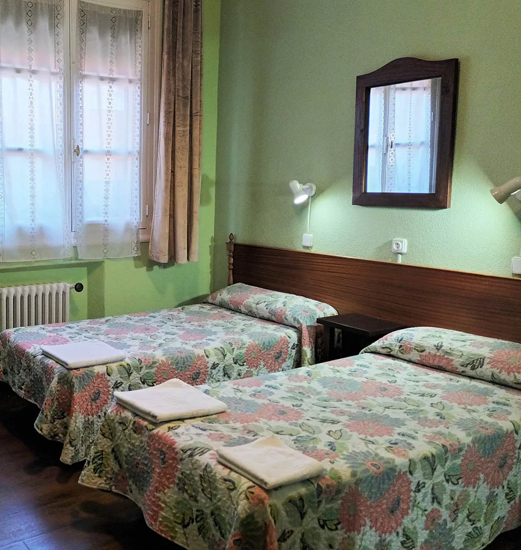Twin room with shared bathroom