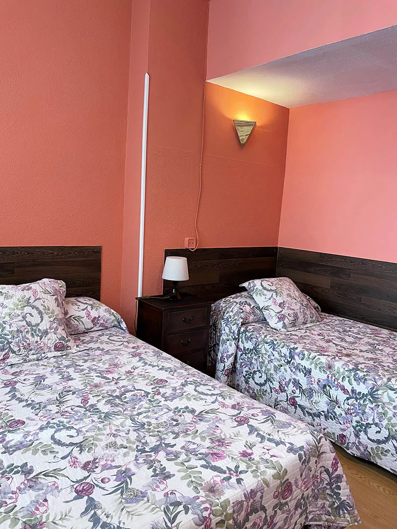 Twin room with shared bathroom