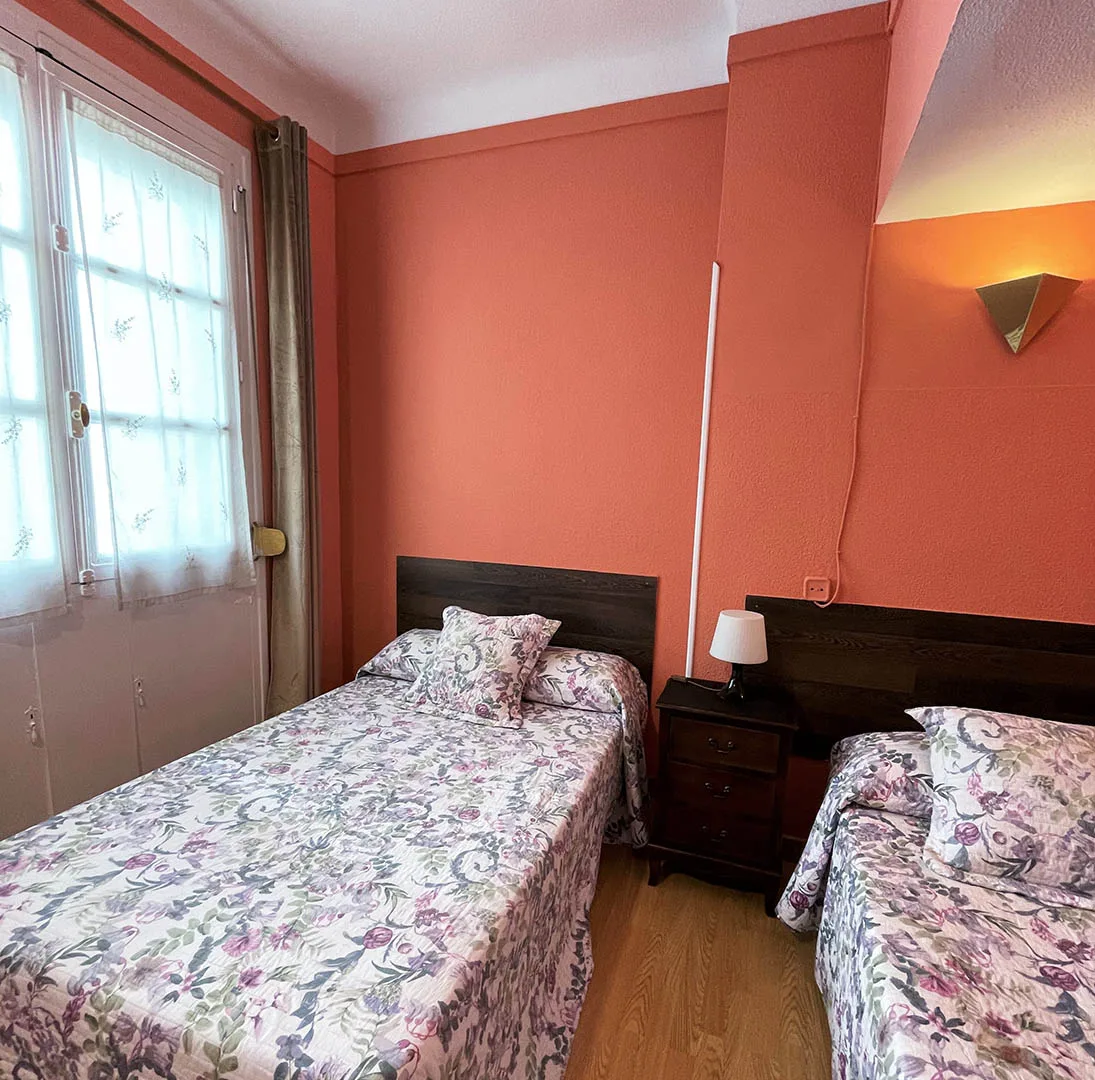 Twin room with shared bathroom