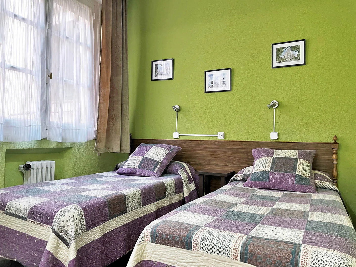 Twin room with private bathroom