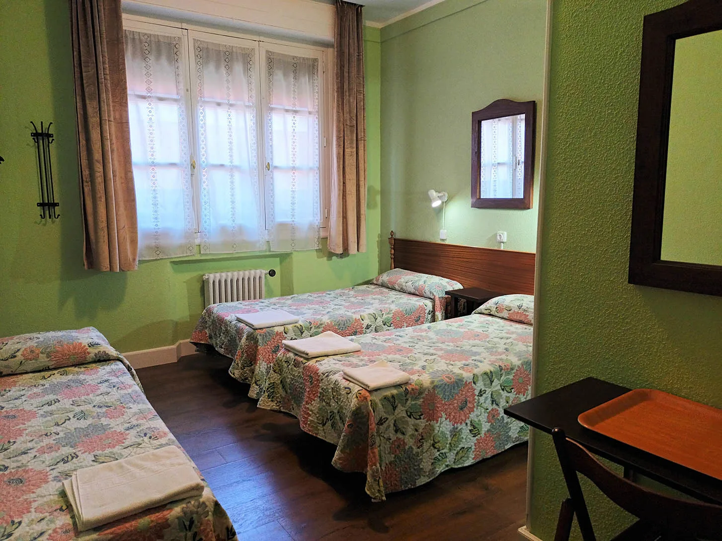 Triple room with shared bathroom