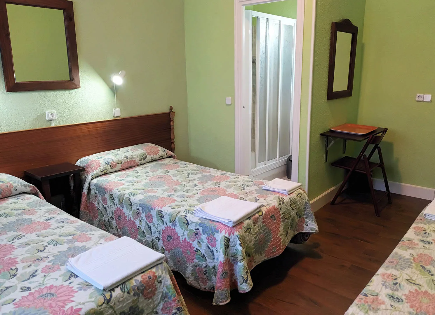 Triple room with shared bathroom