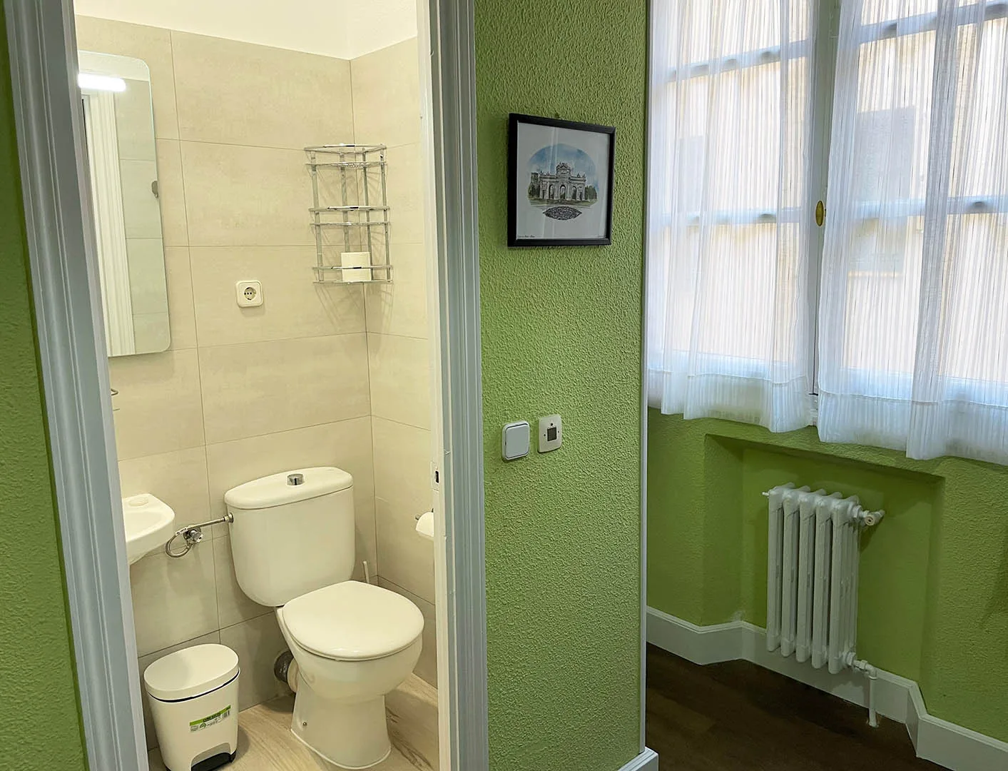 Twin room with private bathroom