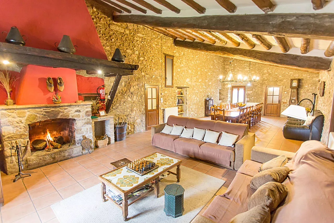 Salón con chimenea