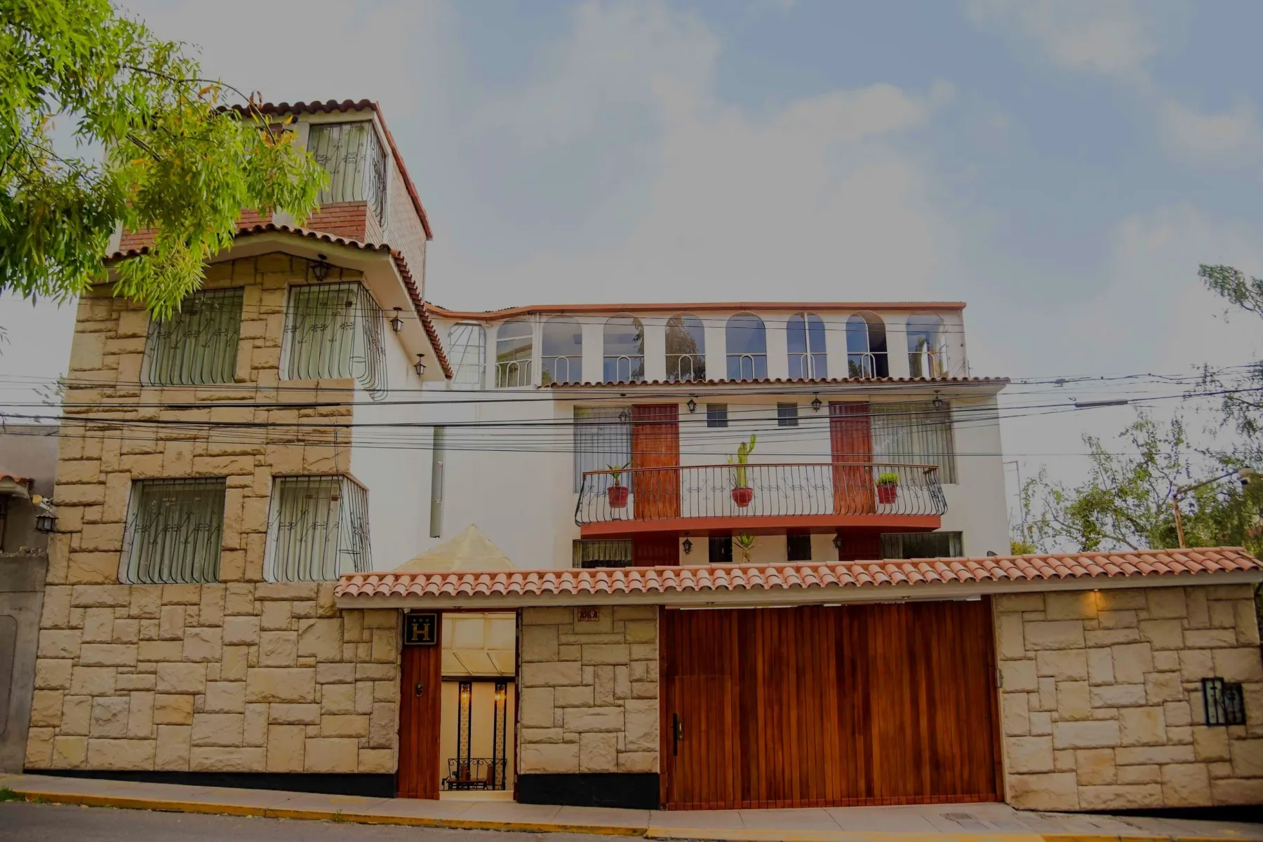 Hotel Benavides junto al parque Selva Alegre