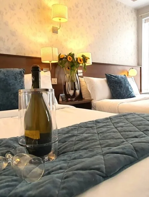 Habitación de hotel con dos camas dobles.