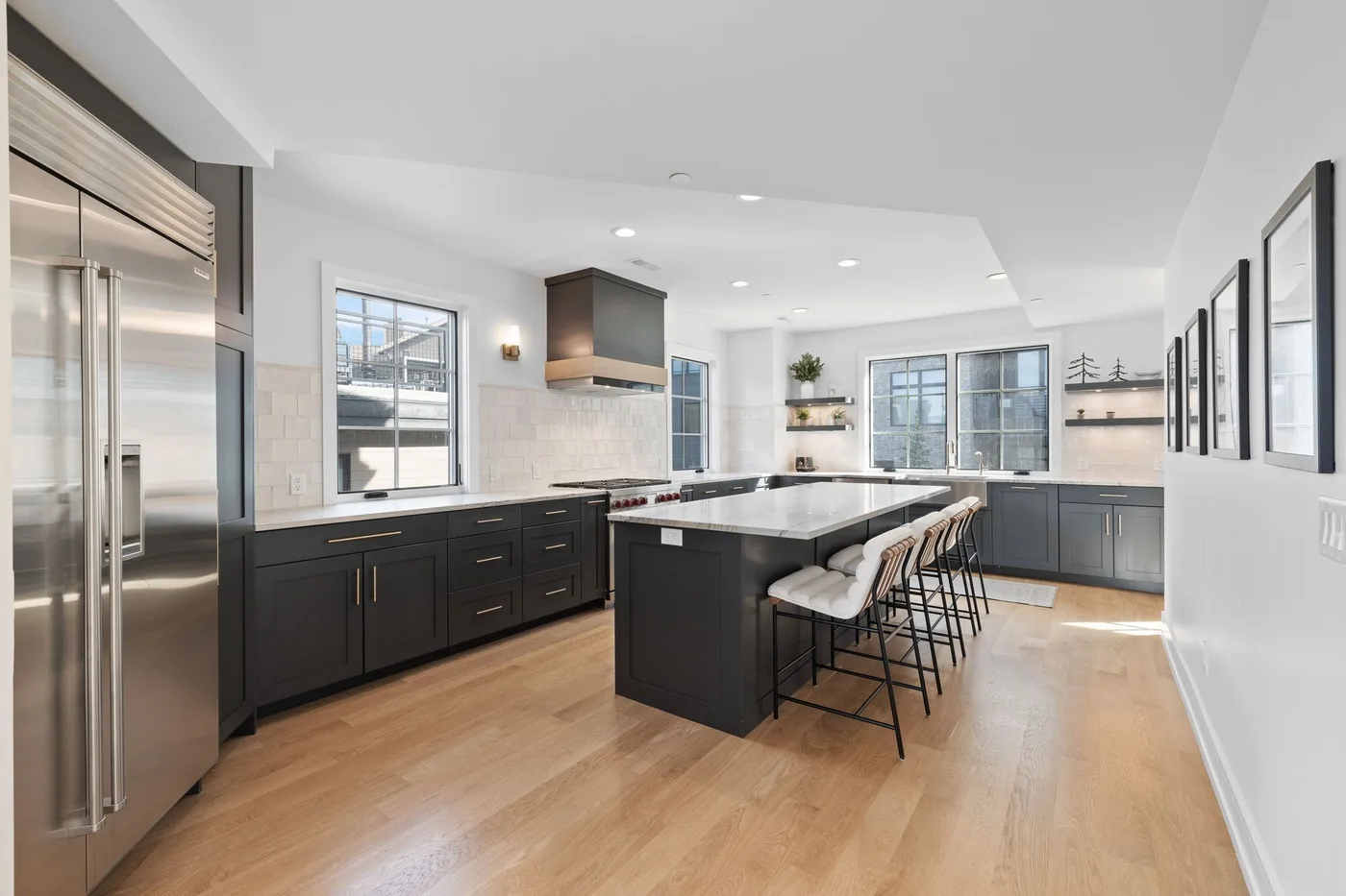 Una cocina moderna y luminosa con gabinetes oscuros e isla central.