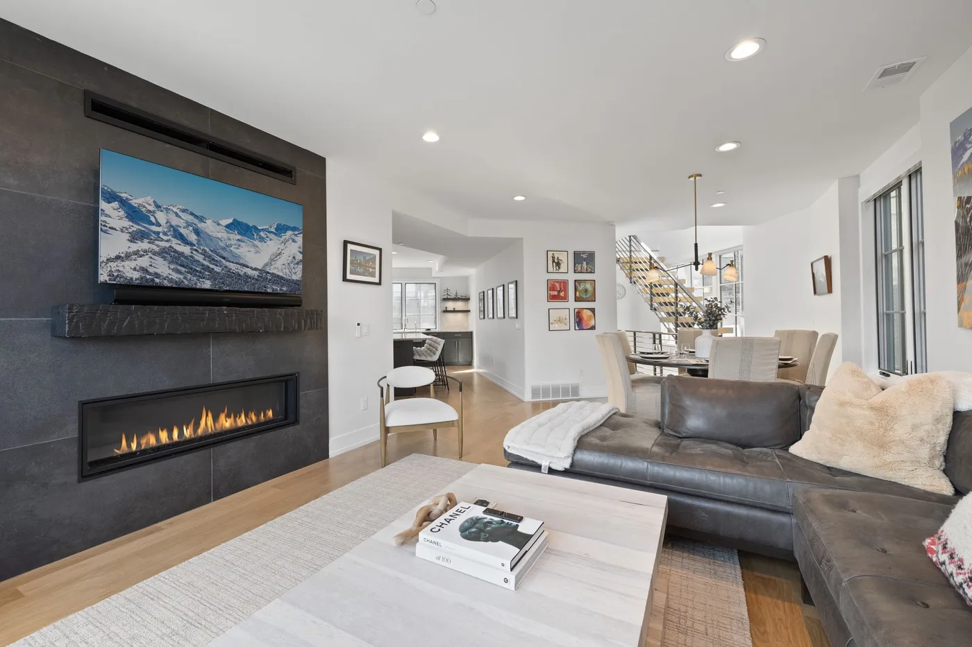 Sala de estar abierta con zona de asientos, chimenea y comedor.