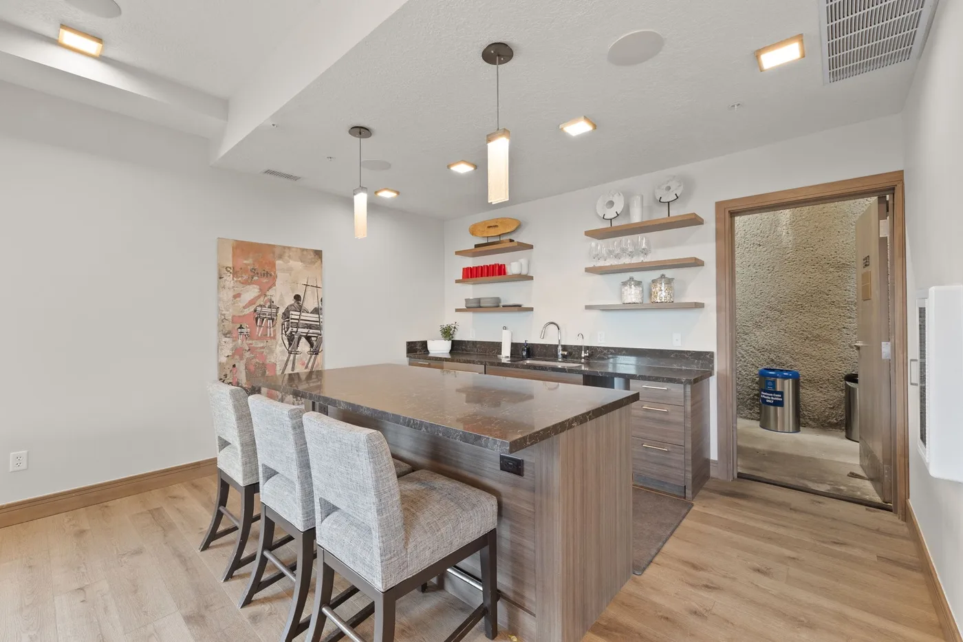 Una cocina moderna con una isla grande y asientos tapizados.