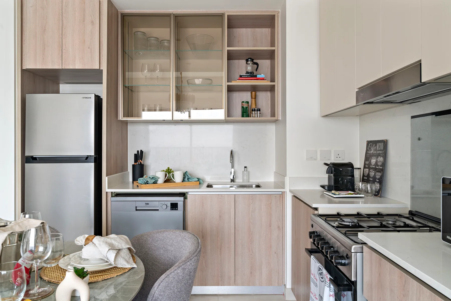 Una cocina moderna con gabinetes de madera clara y una encimera central.