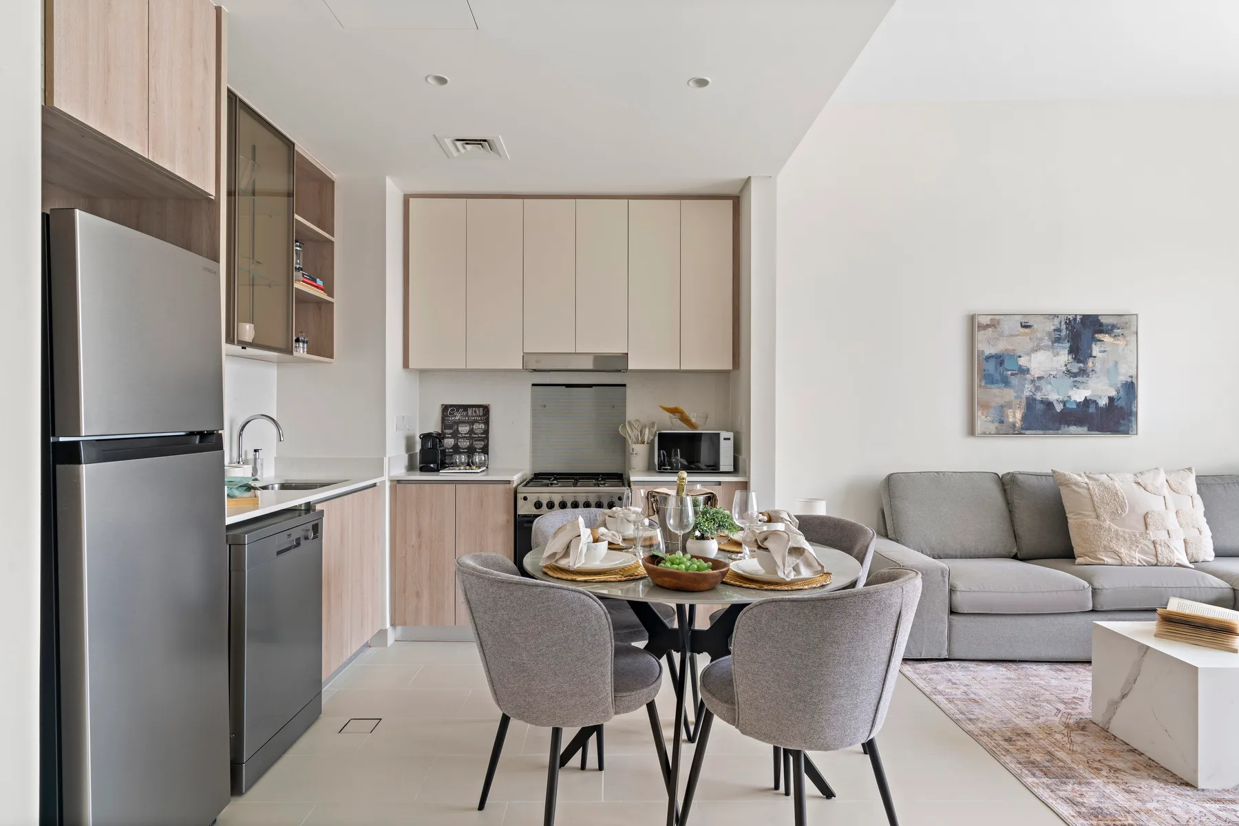 Una cocina abierta al salón, con mesa de comedor y asientos.