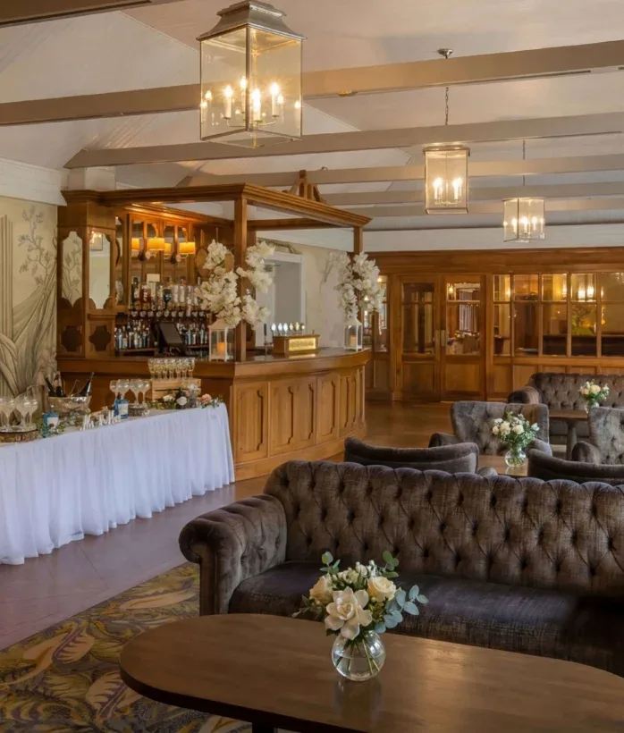 Salón del hotel con bar y asientos.