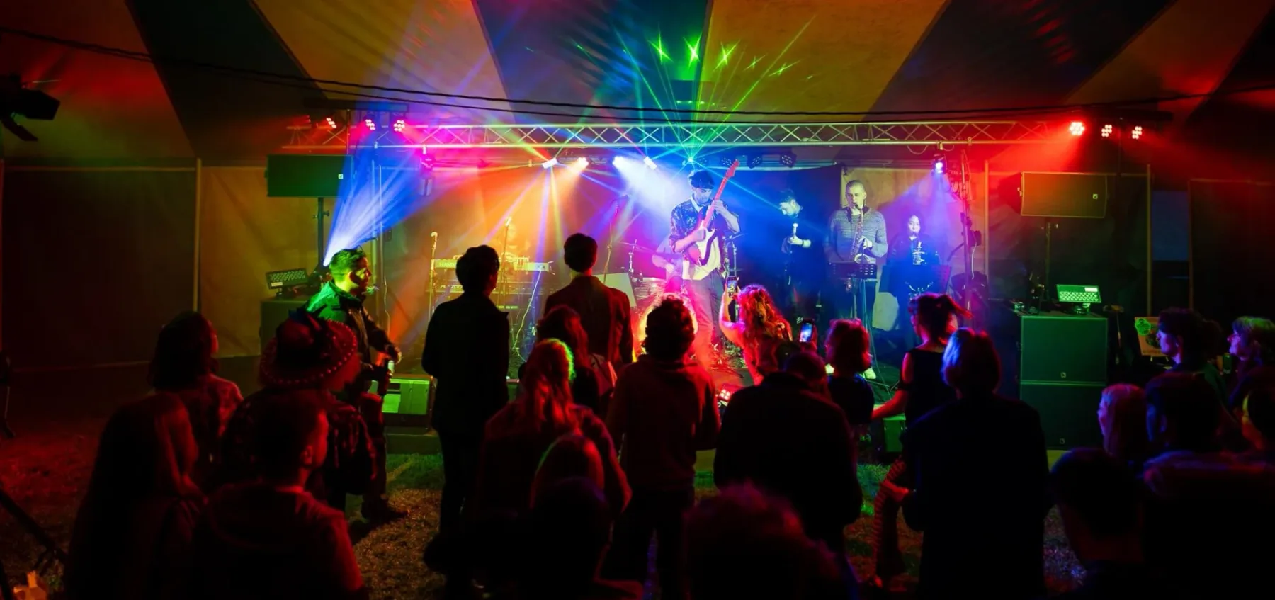 Guests at a live music event at Hotel Kilmore.