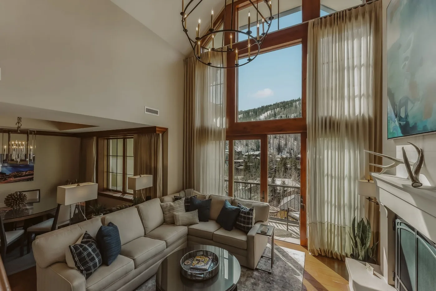 Una sala de estar con asientos junto a ventanas altas y una chimenea.