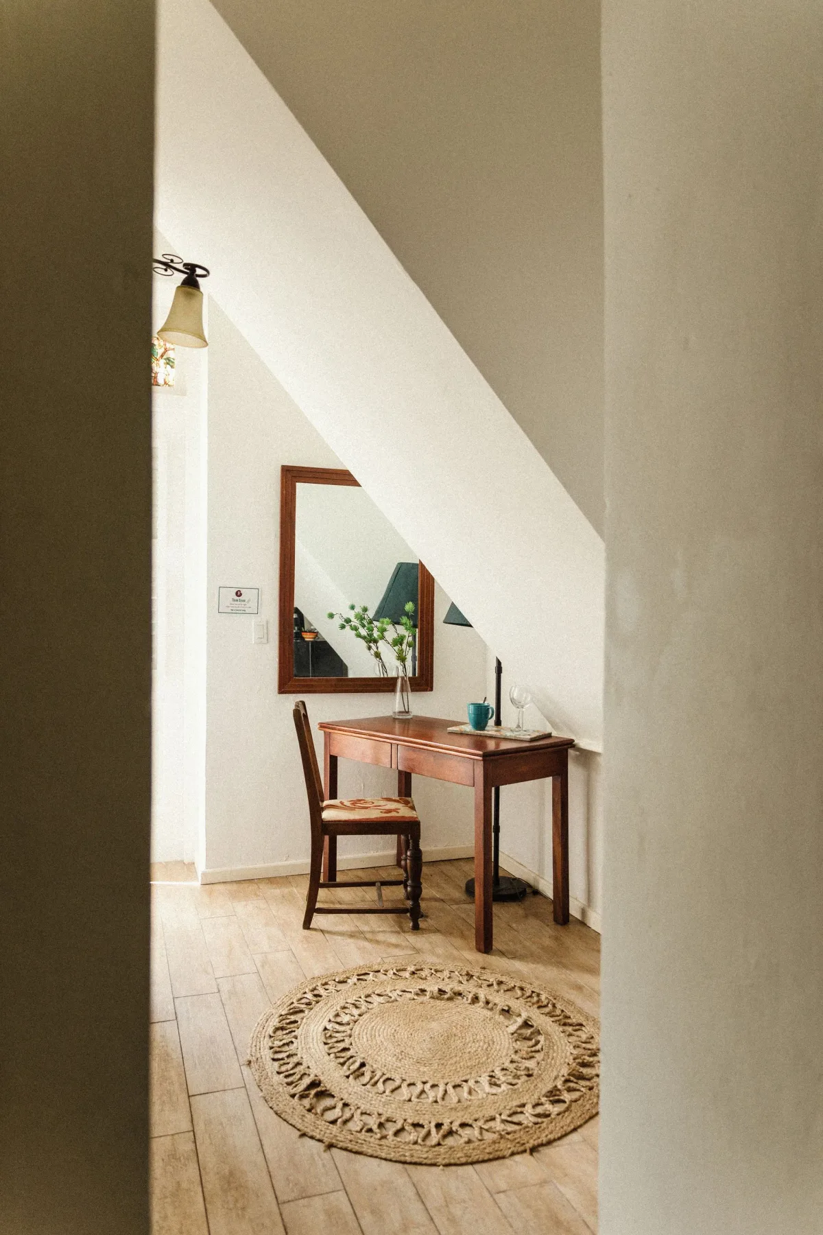 Escritorio y silla en una suite.