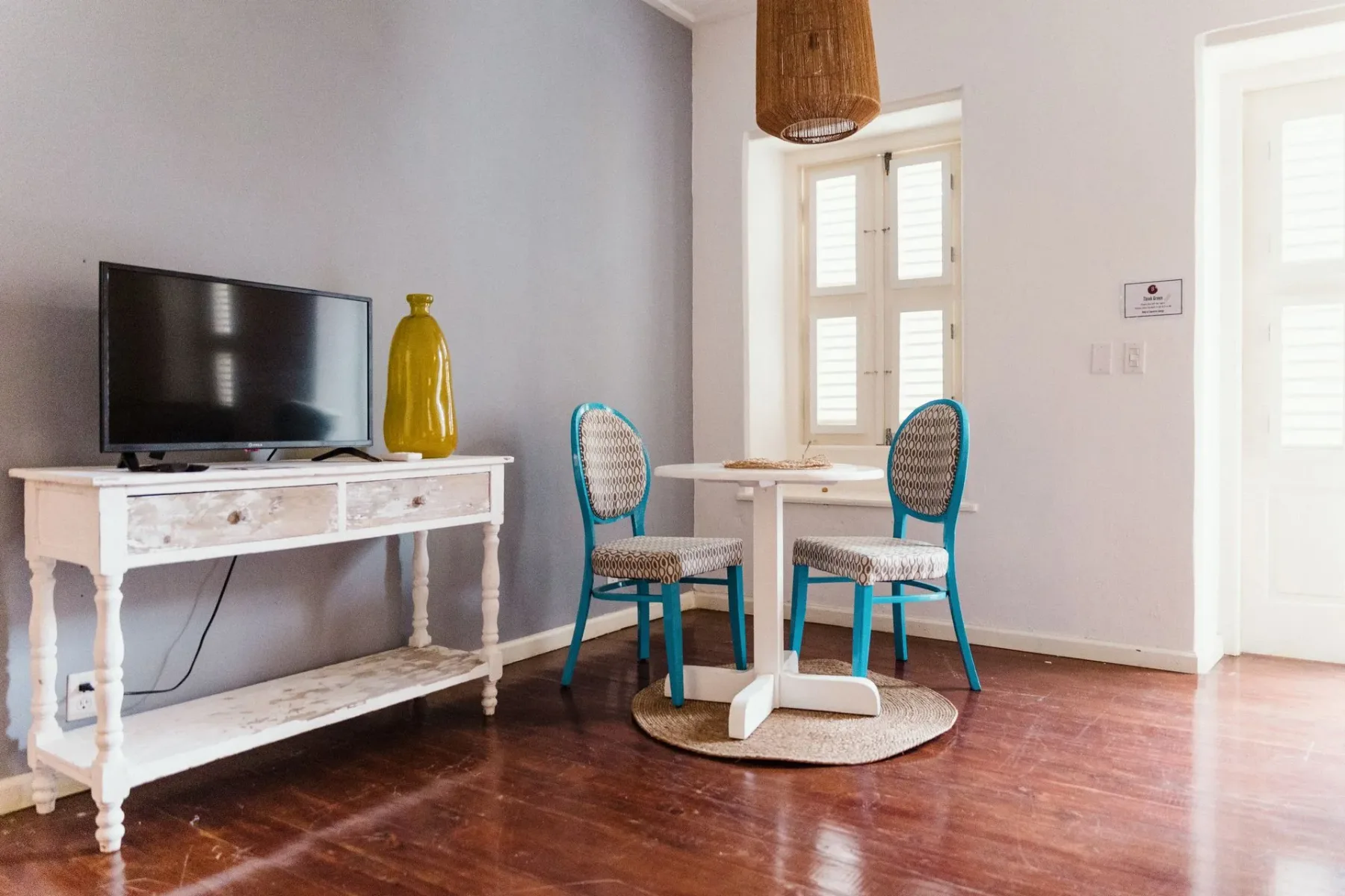 Zona de estar en un apartamento de un dormitorio.