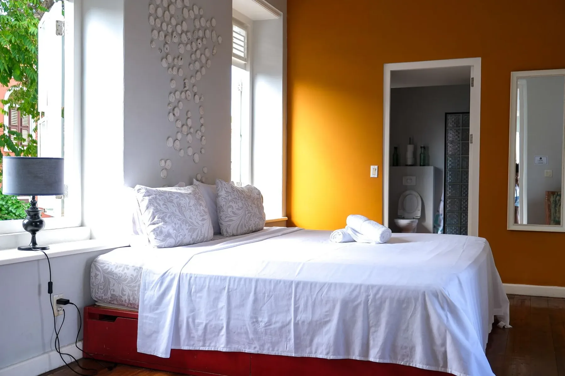 Dormitorio en un apartamento de un dormitorio.