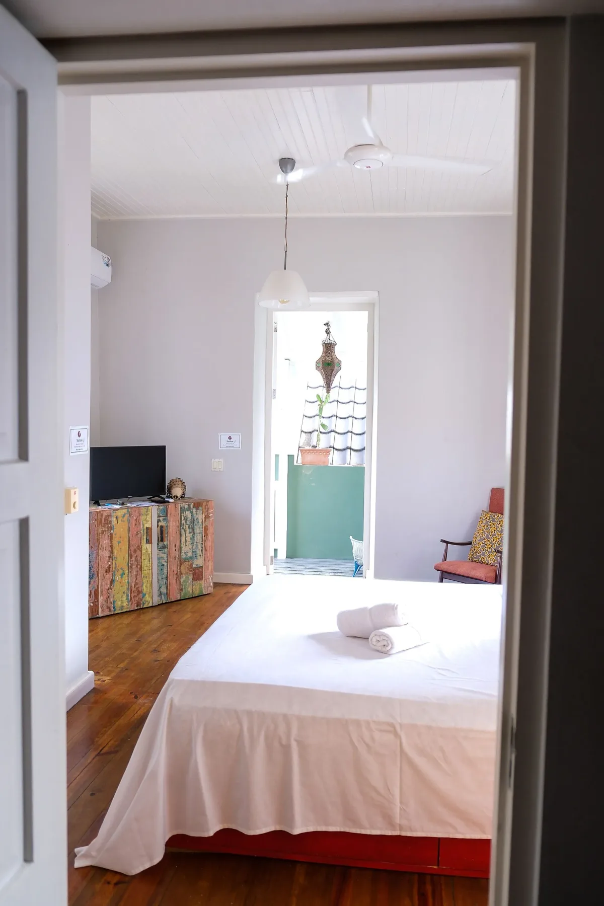 Dormitorio visto a través de una puerta.
