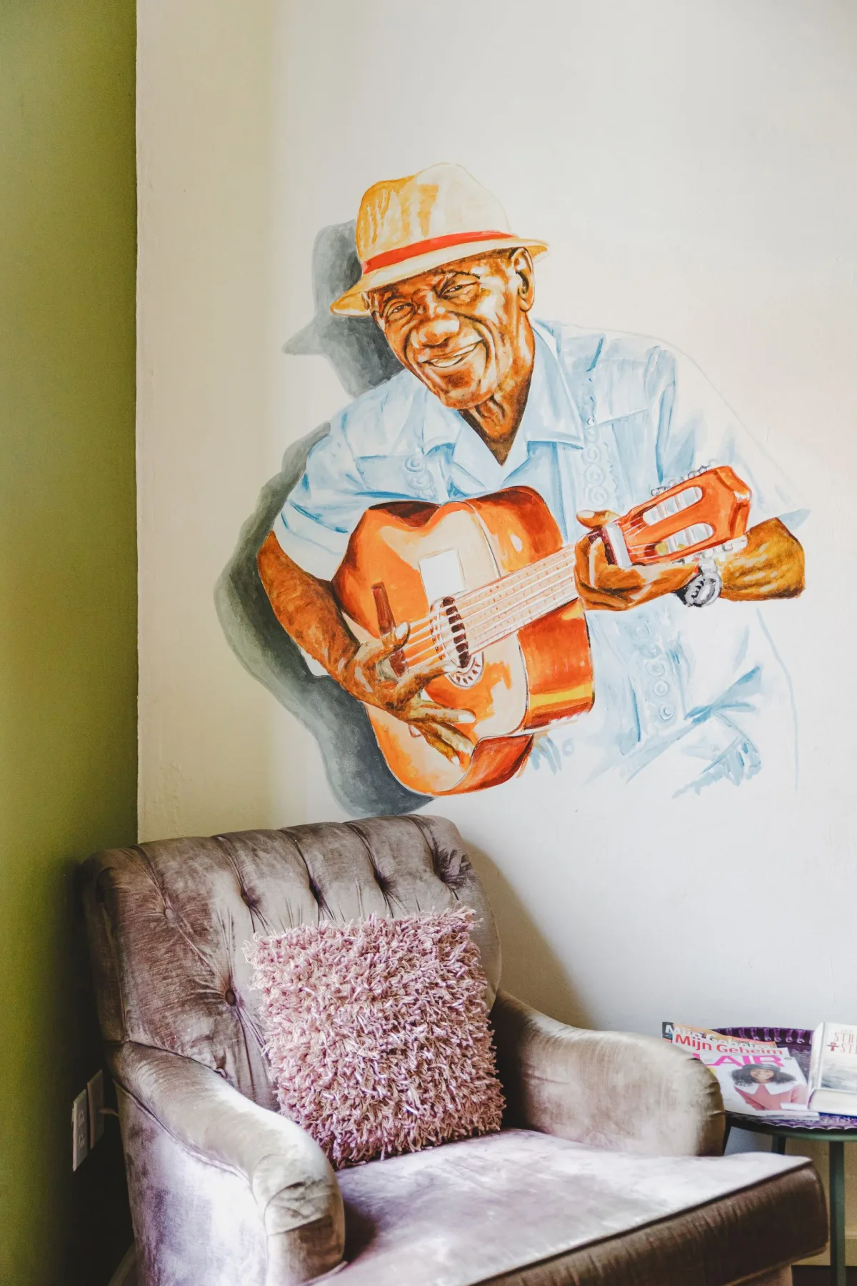 Mural sobre un sillón en el estudio.