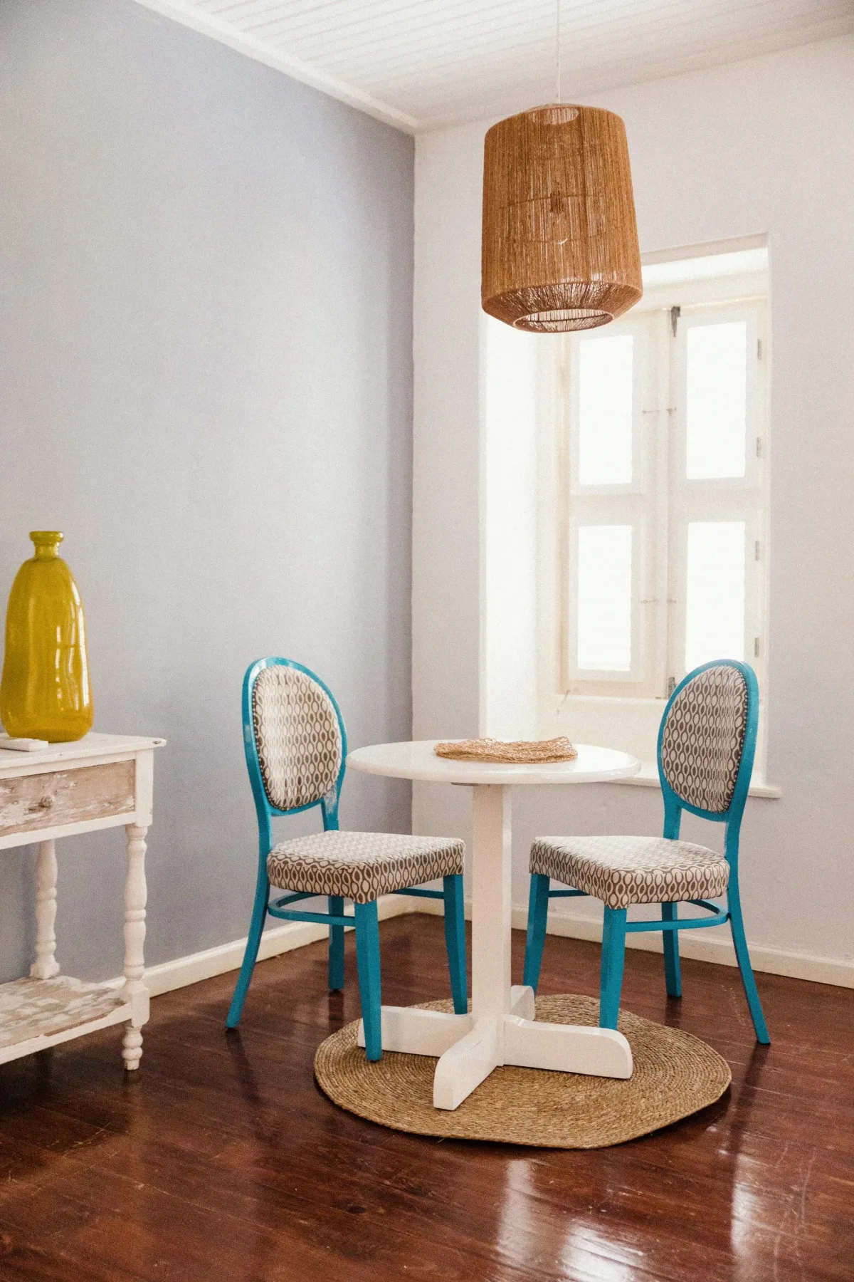 Zona de comedor en un apartamento de un dormitorio.