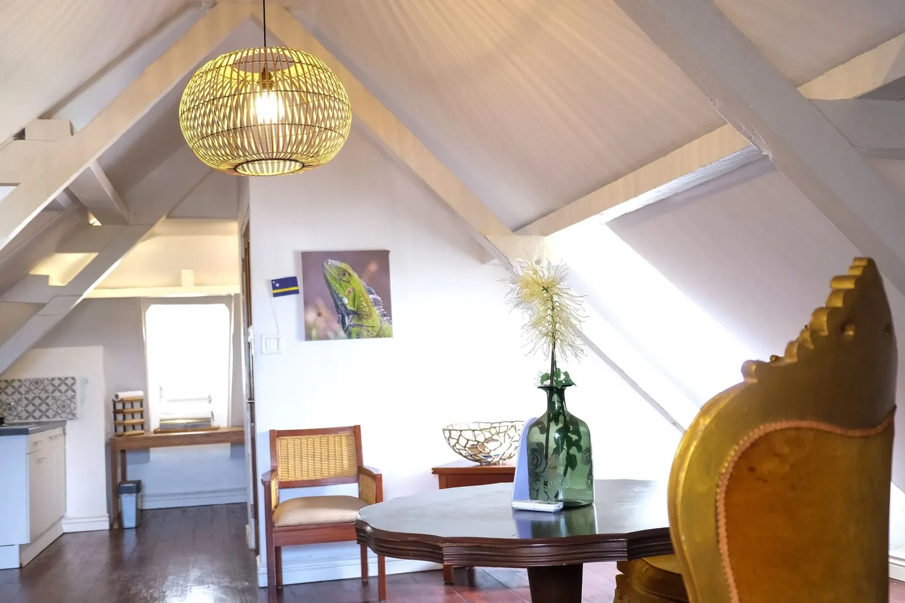 Zona de comedor en el loft.