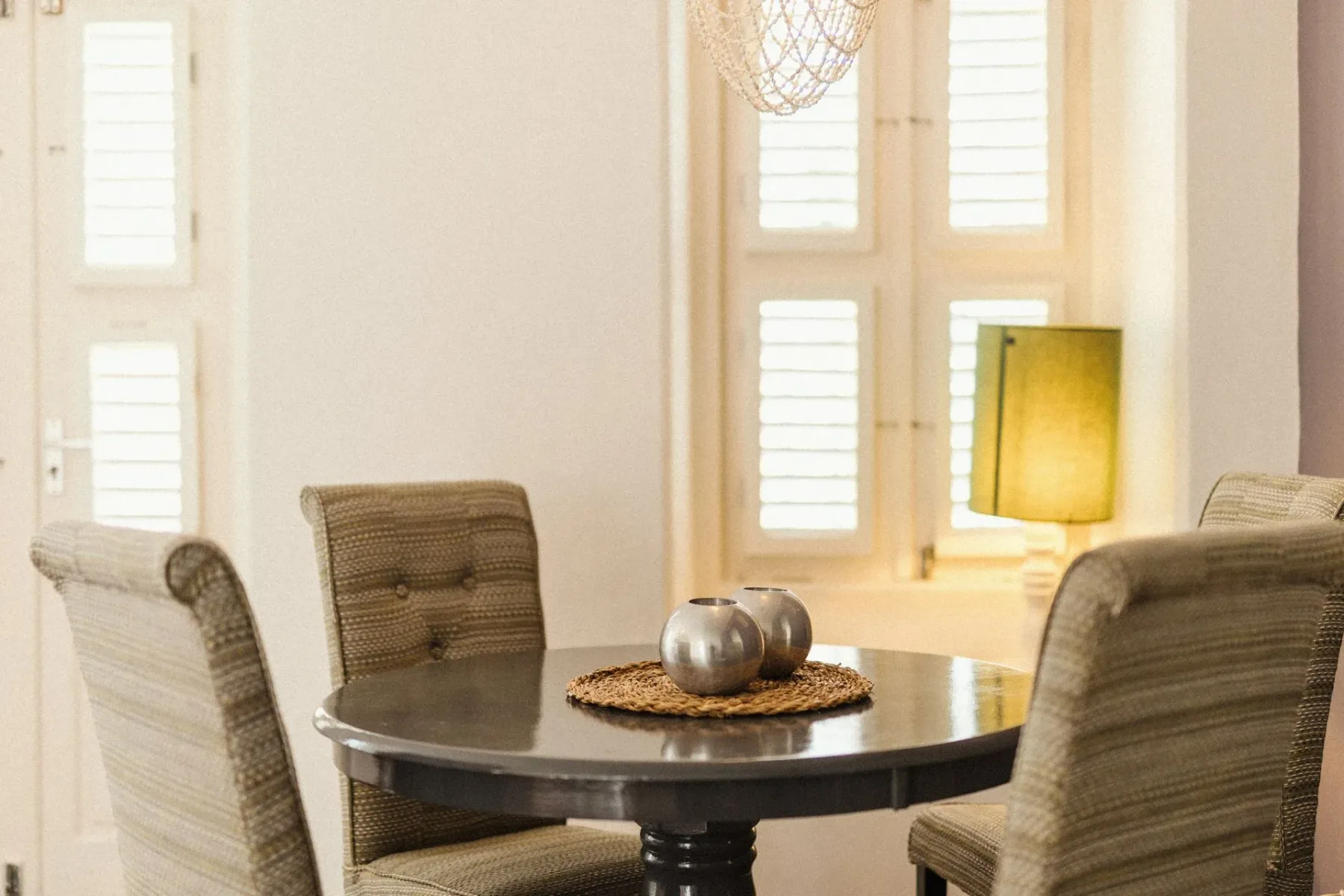 Zona de comedor en un apartamento de dos dormitorios.