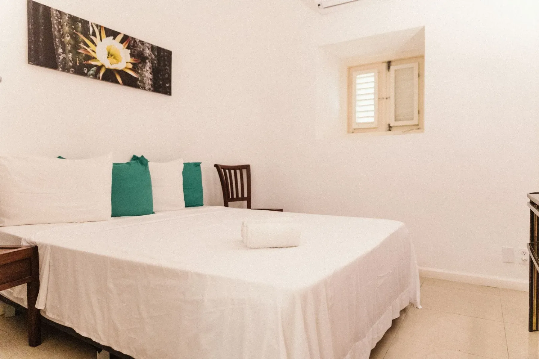 Cama en un apartamento de dos dormitorios.