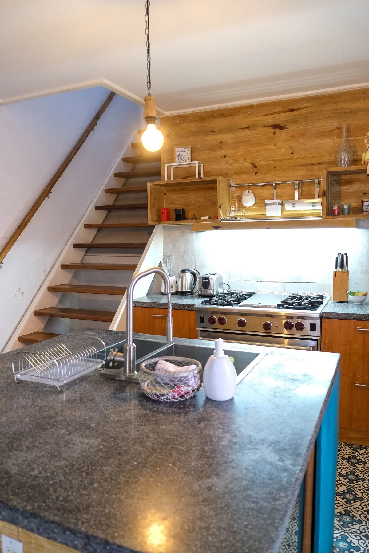 Detalle de la cocina de un apartamento de un dormitorio.
