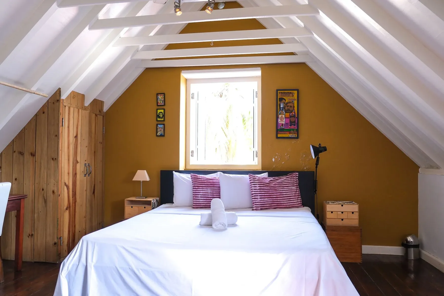 Dormitorio en un apartamento de un dormitorio.