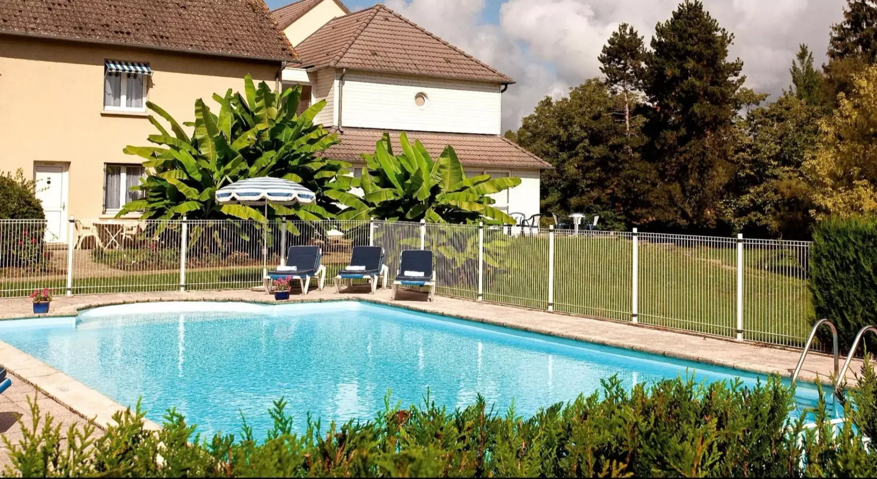Piscina del Hôtel Le Pont Neuf en Allier